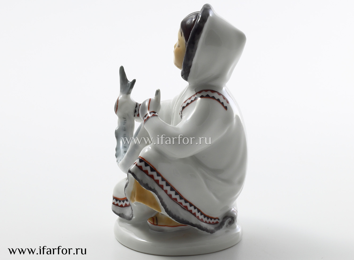 Скульптура «Якутка с севрюгой»