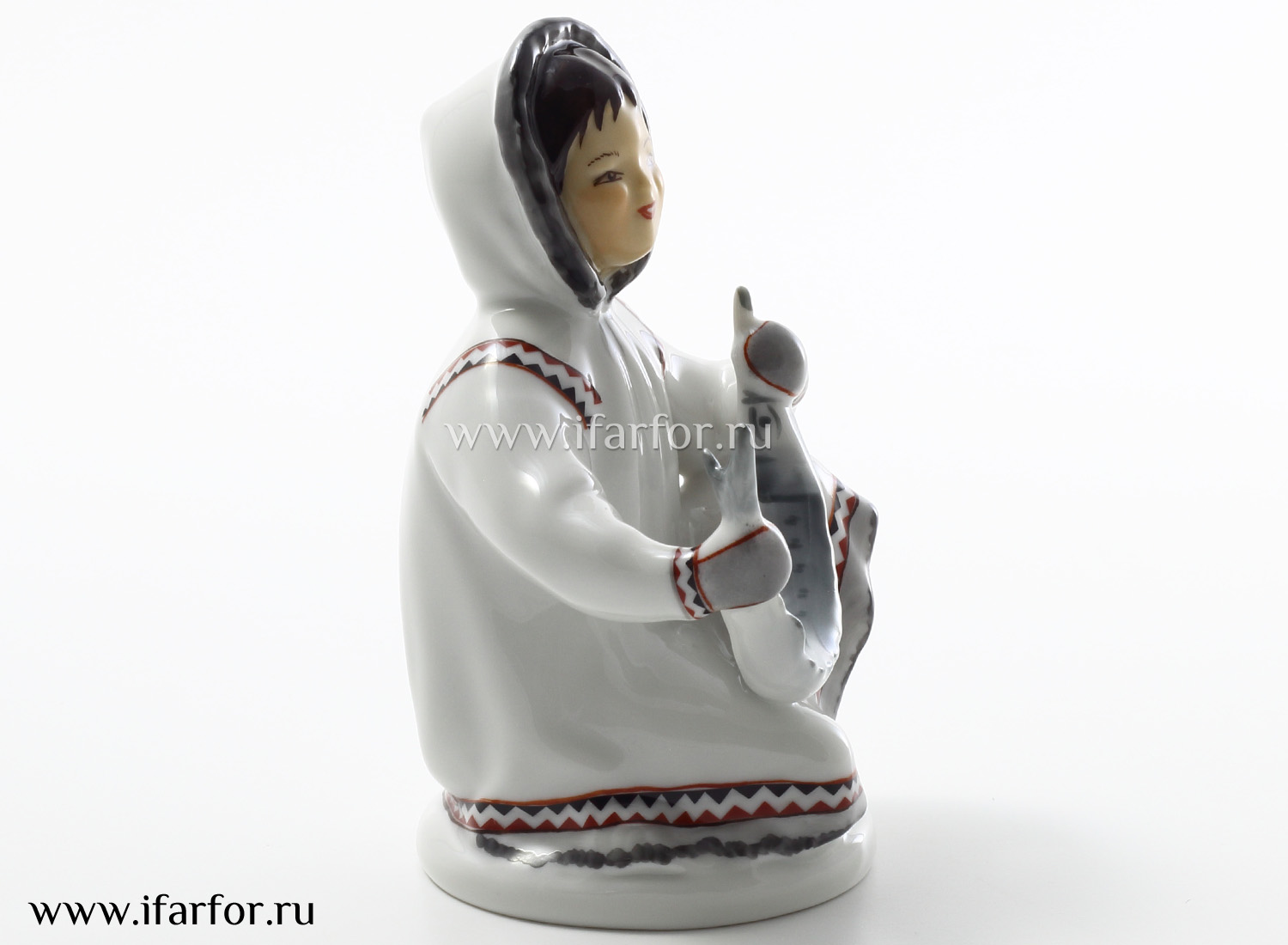 Скульптура «Якутка с севрюгой»