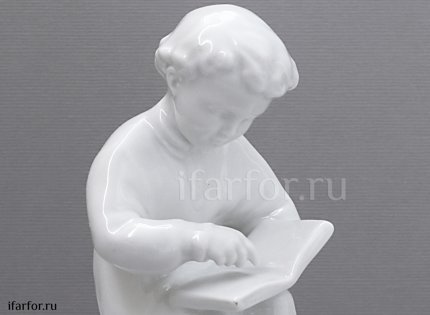 Скульптура «Юный Ленин с книгой»