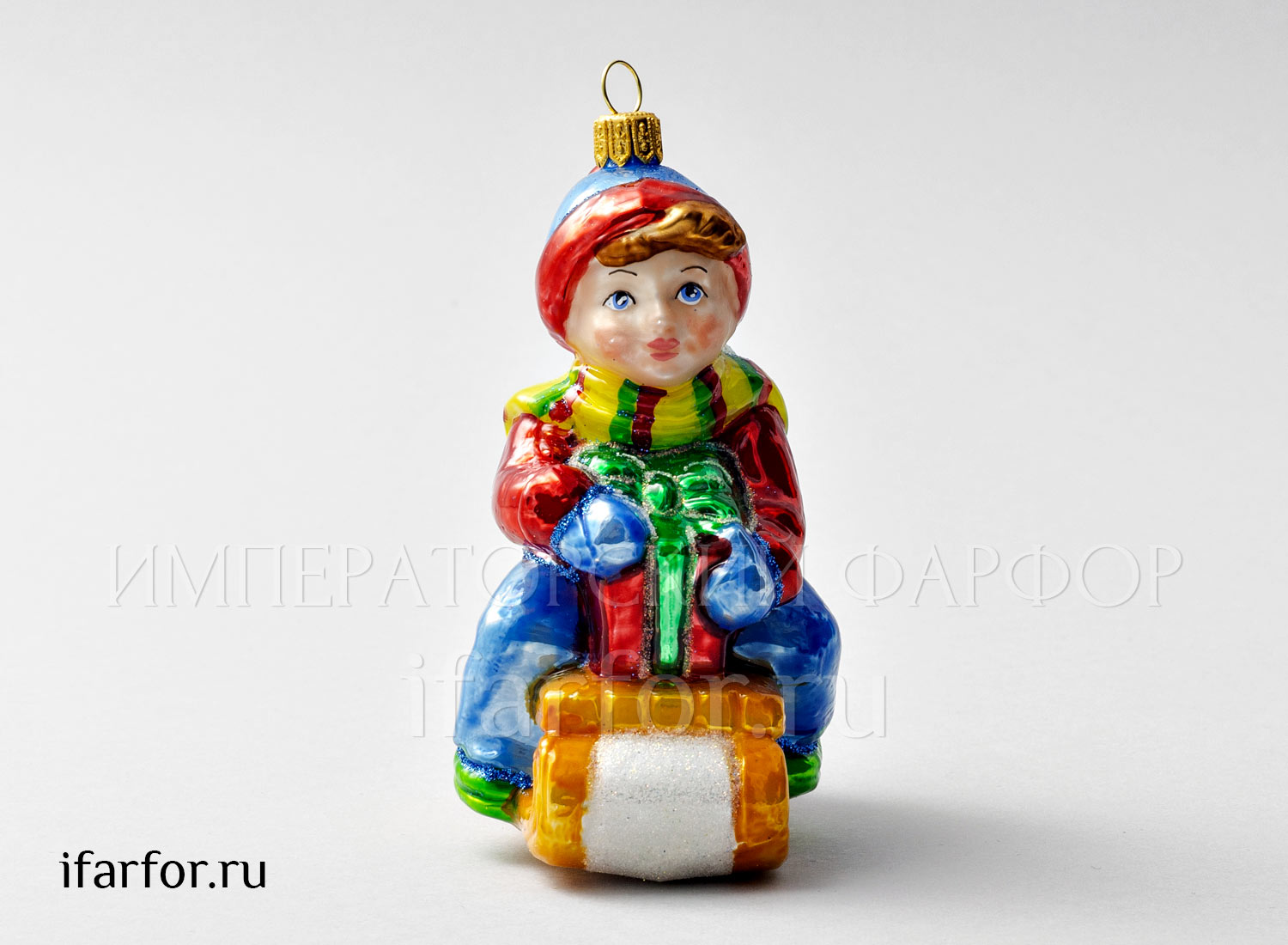 Елочная игрушка «Мальчик на санках в синих штанах»