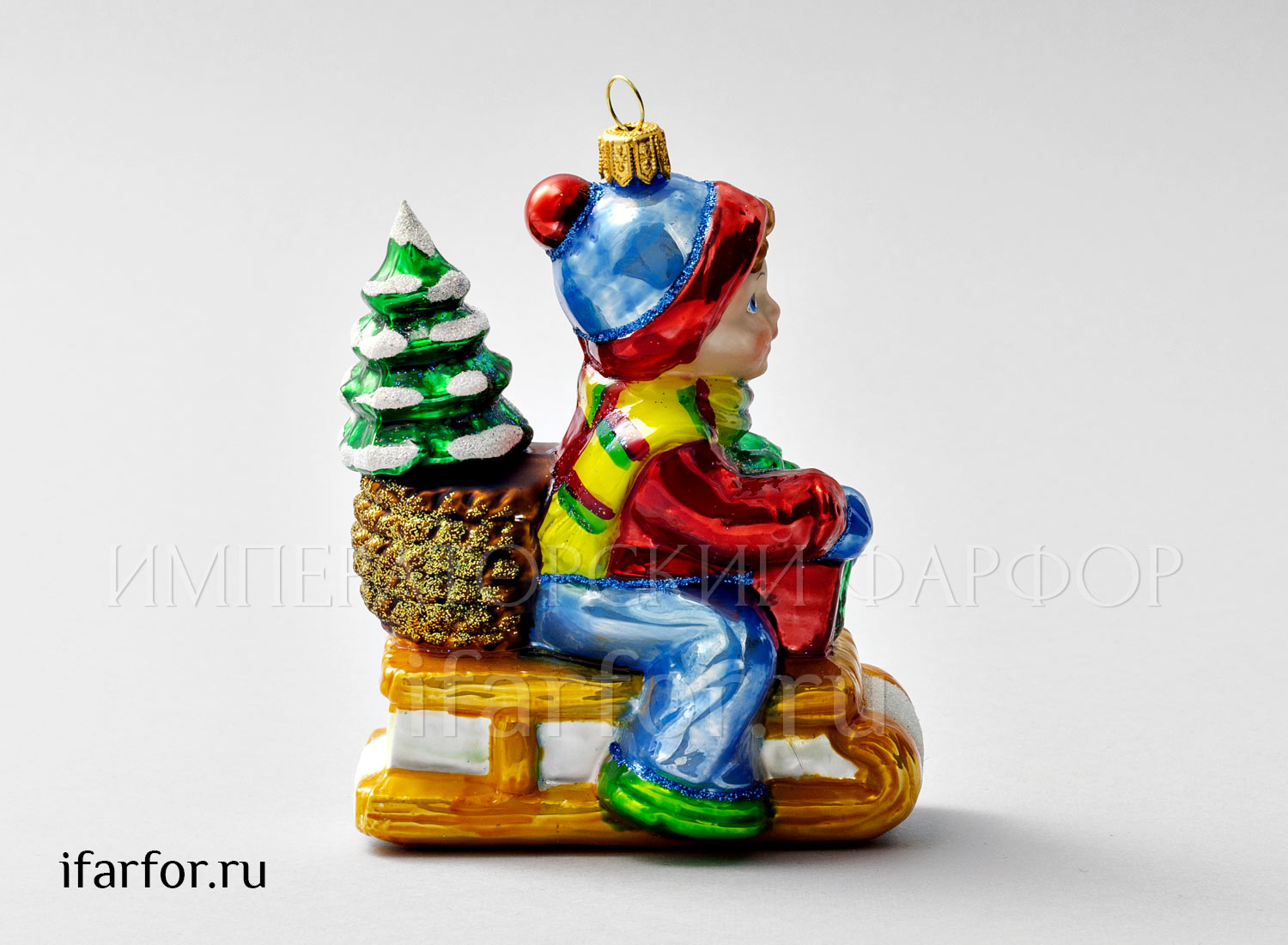 Елочная игрушка «Мальчик на санках в синих штанах»