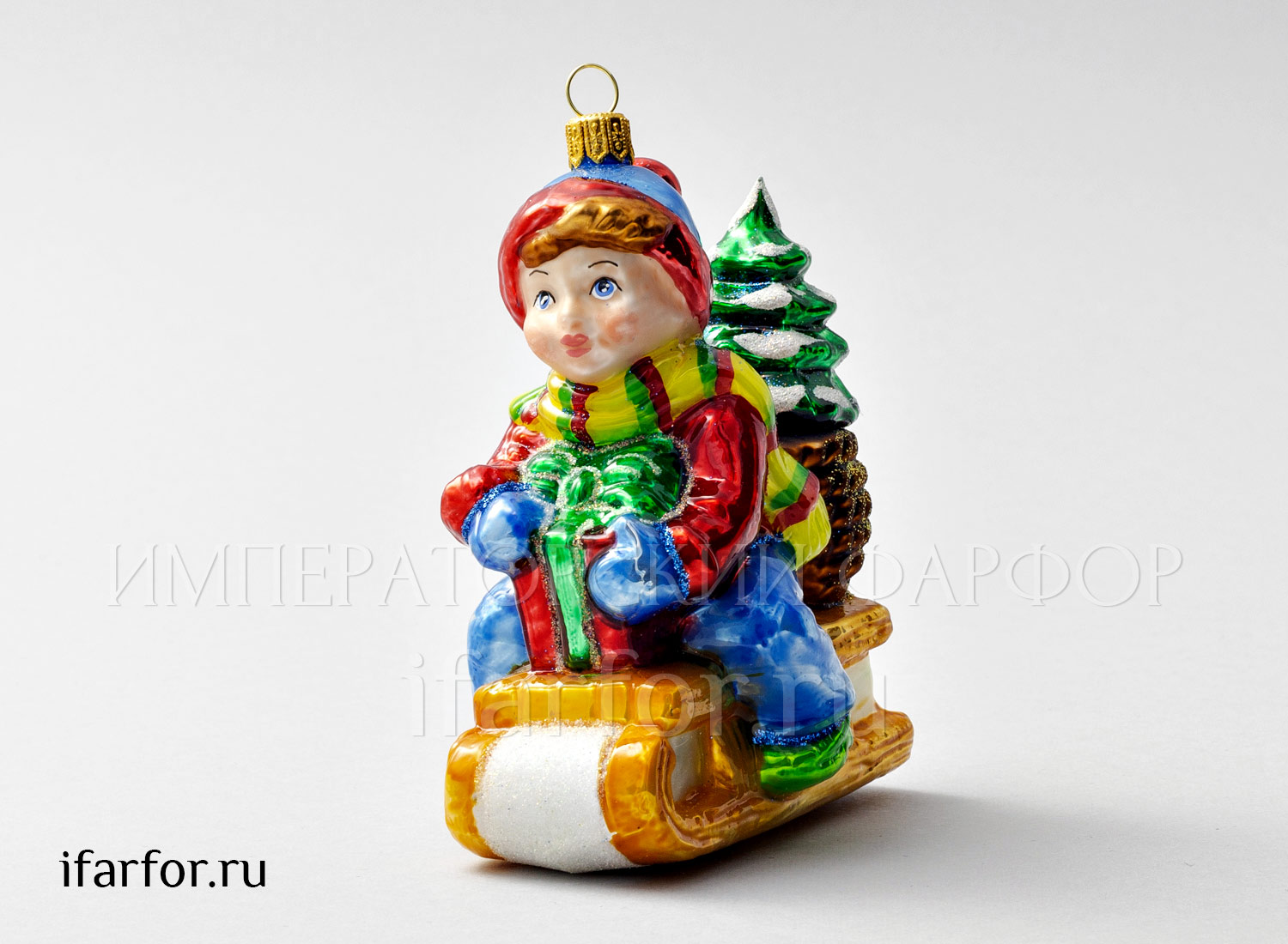 Елочная игрушка «Мальчик на санках в синих штанах»