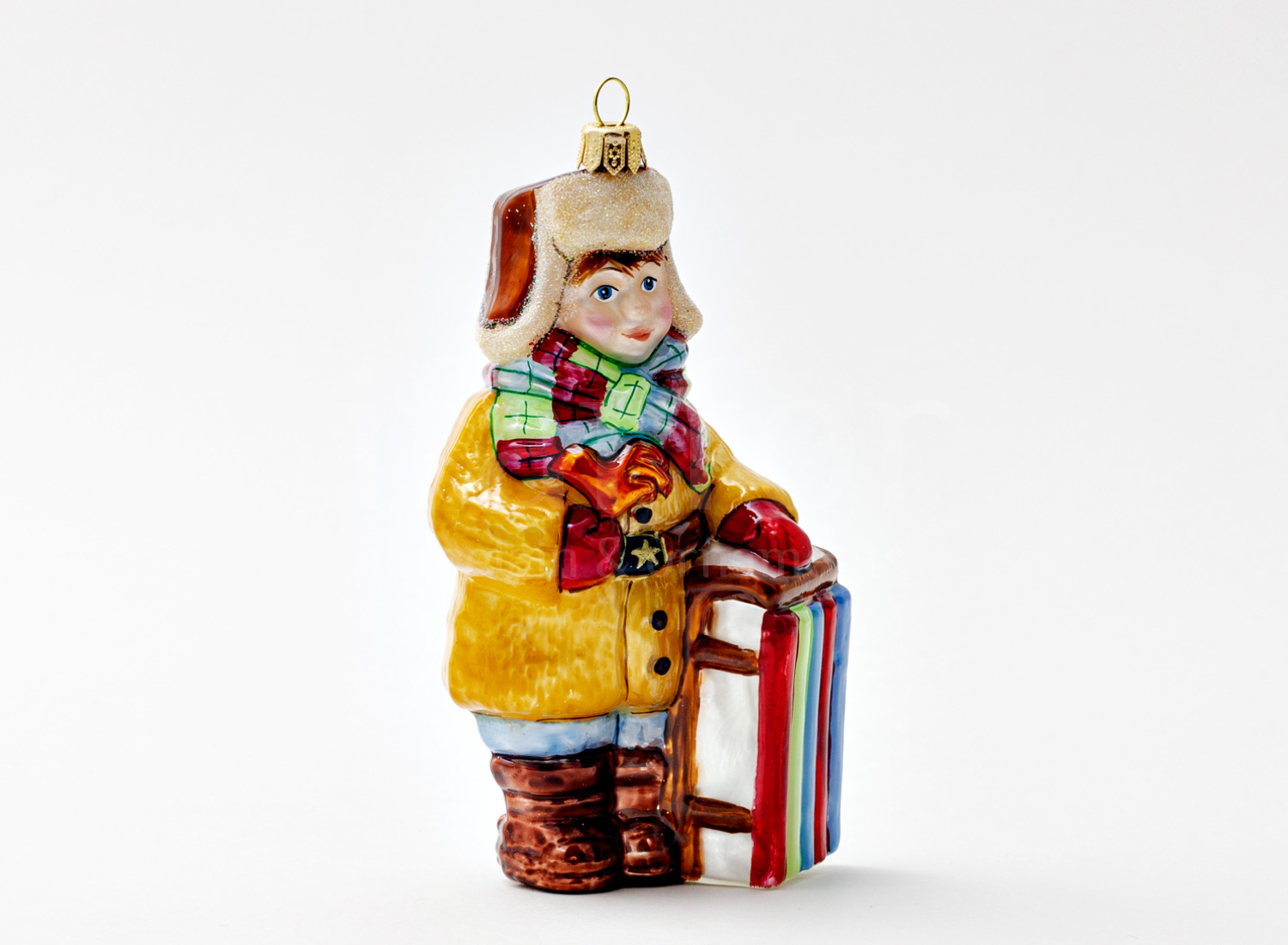 Елочная игрушка «Мальчик с санками»