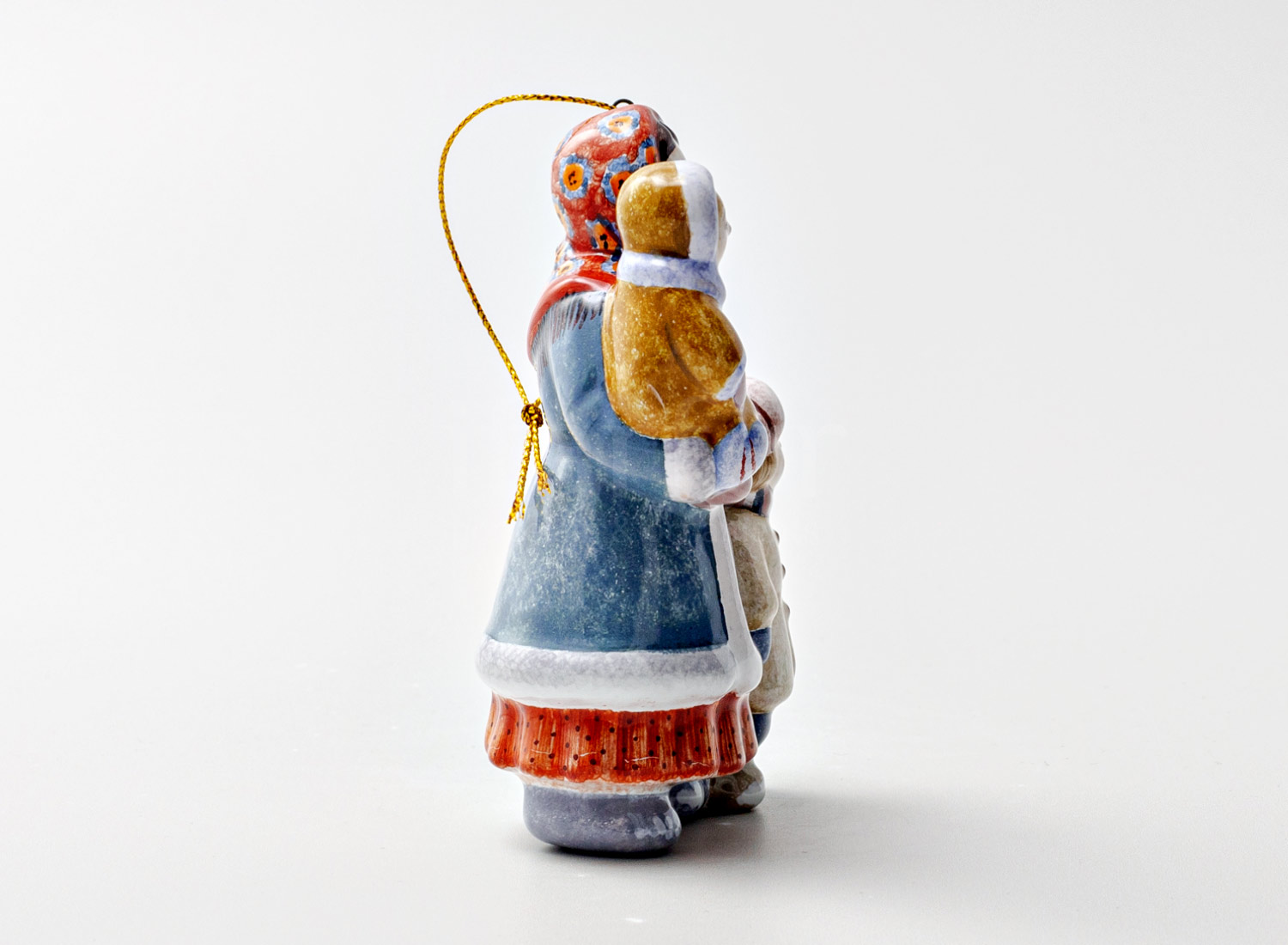 Елочная игрушка «Крестьянка с детьми»