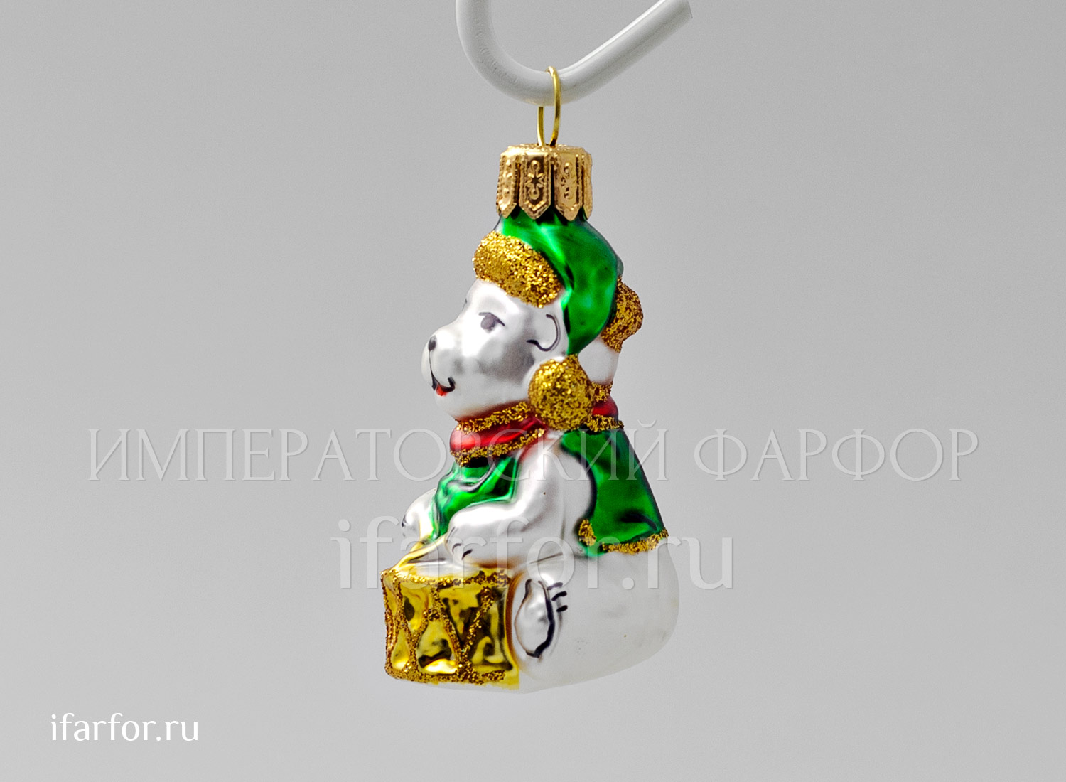 Елочная игрушка «Мишка с барабаном в зеленой шапке»