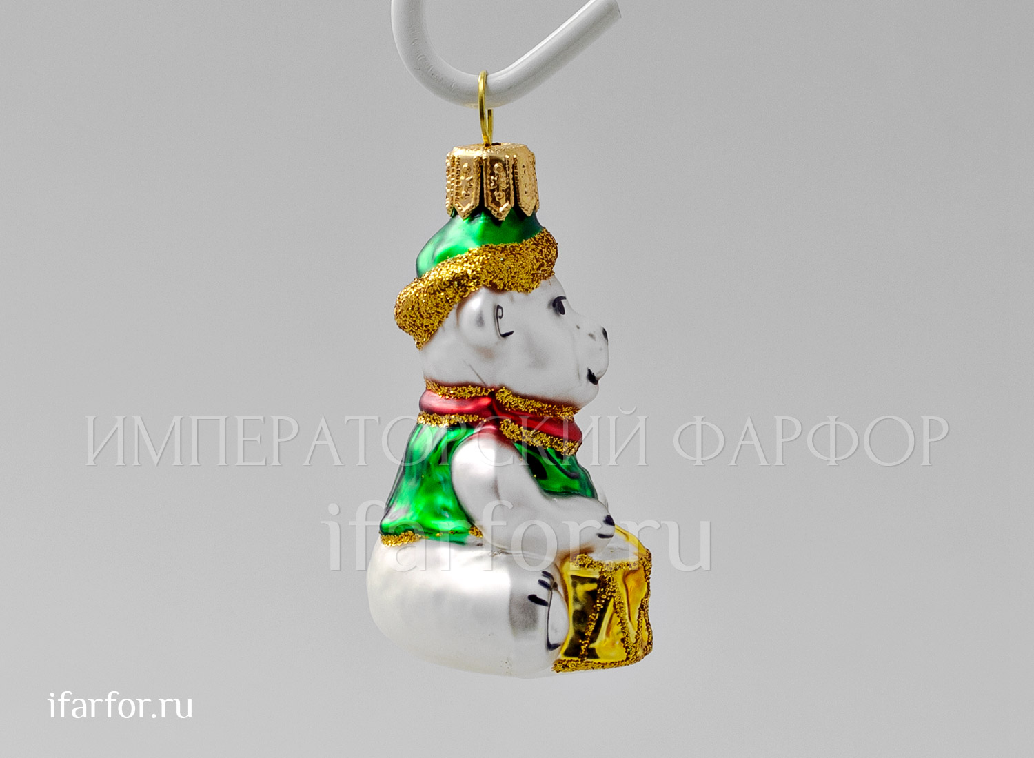 Елочная игрушка «Мишка с барабаном в зеленой шапке»