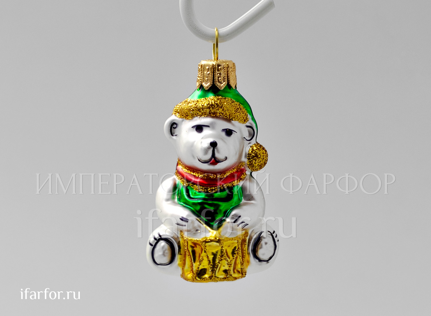 Елочная игрушка «Мишка с барабаном в зеленой шапке»