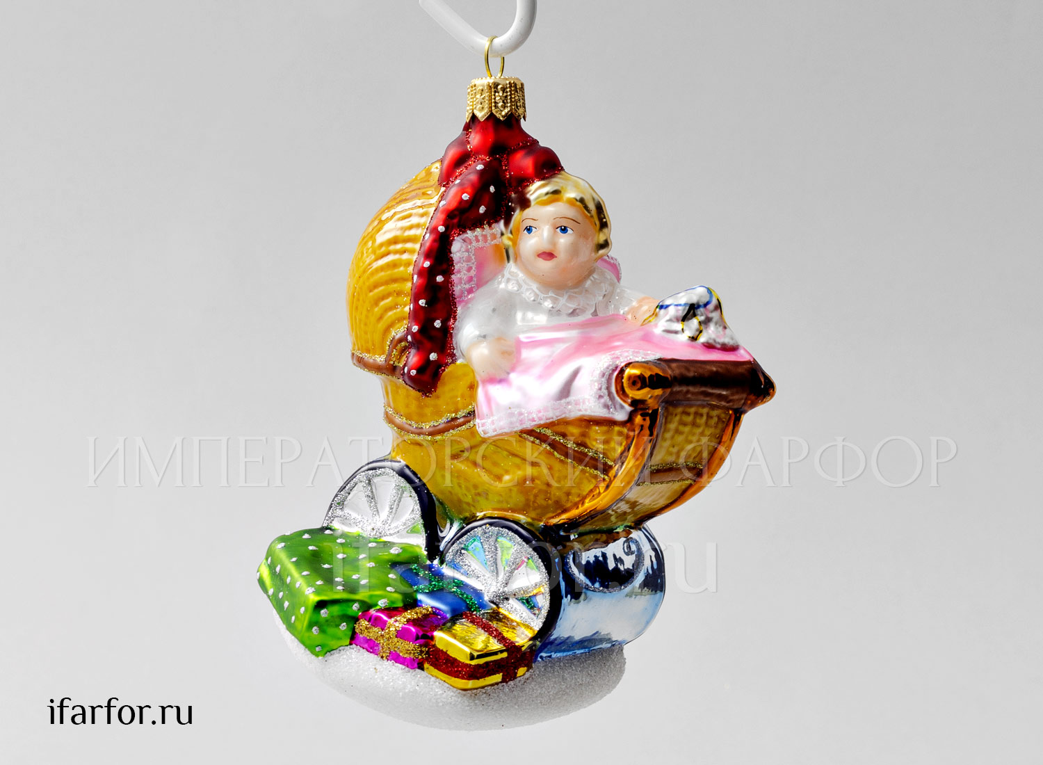 Елочная игрушка «Малышка в коляске»