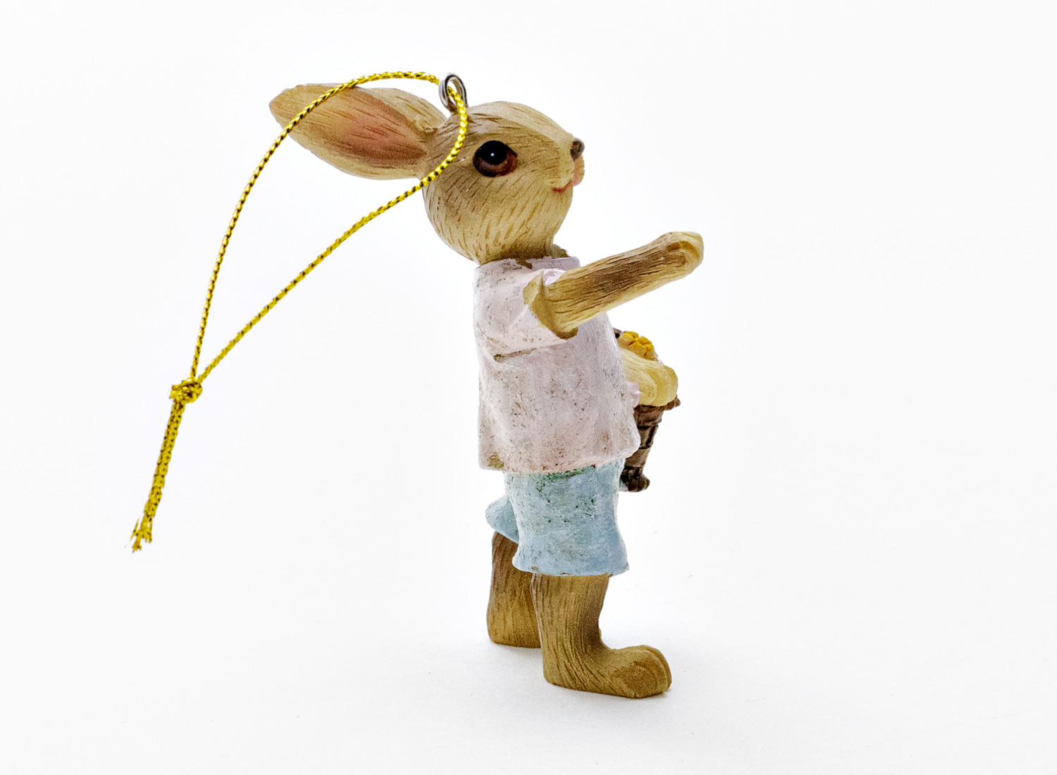 Елочная игрушка «Кролик с корзинкой цветов 1»