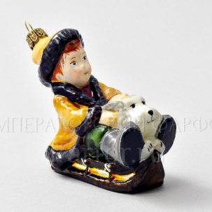 Елочная игрушка Мальчик с собакой на санках