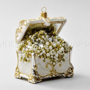 Елочная игрушка в подарочной коробке Сундук с сокровищами белый