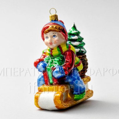 Елочная игрушка «Мальчик на санках в синих штанах»