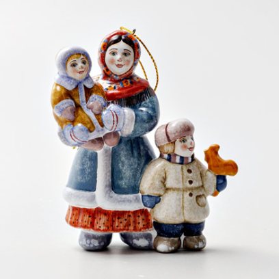 Елочная игрушка «Крестьянка с детьми»