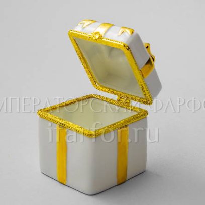 Елочная игрушка «Подарочная коробка»