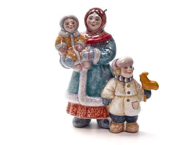Елочная игрушка «Крестьянка с детьми»